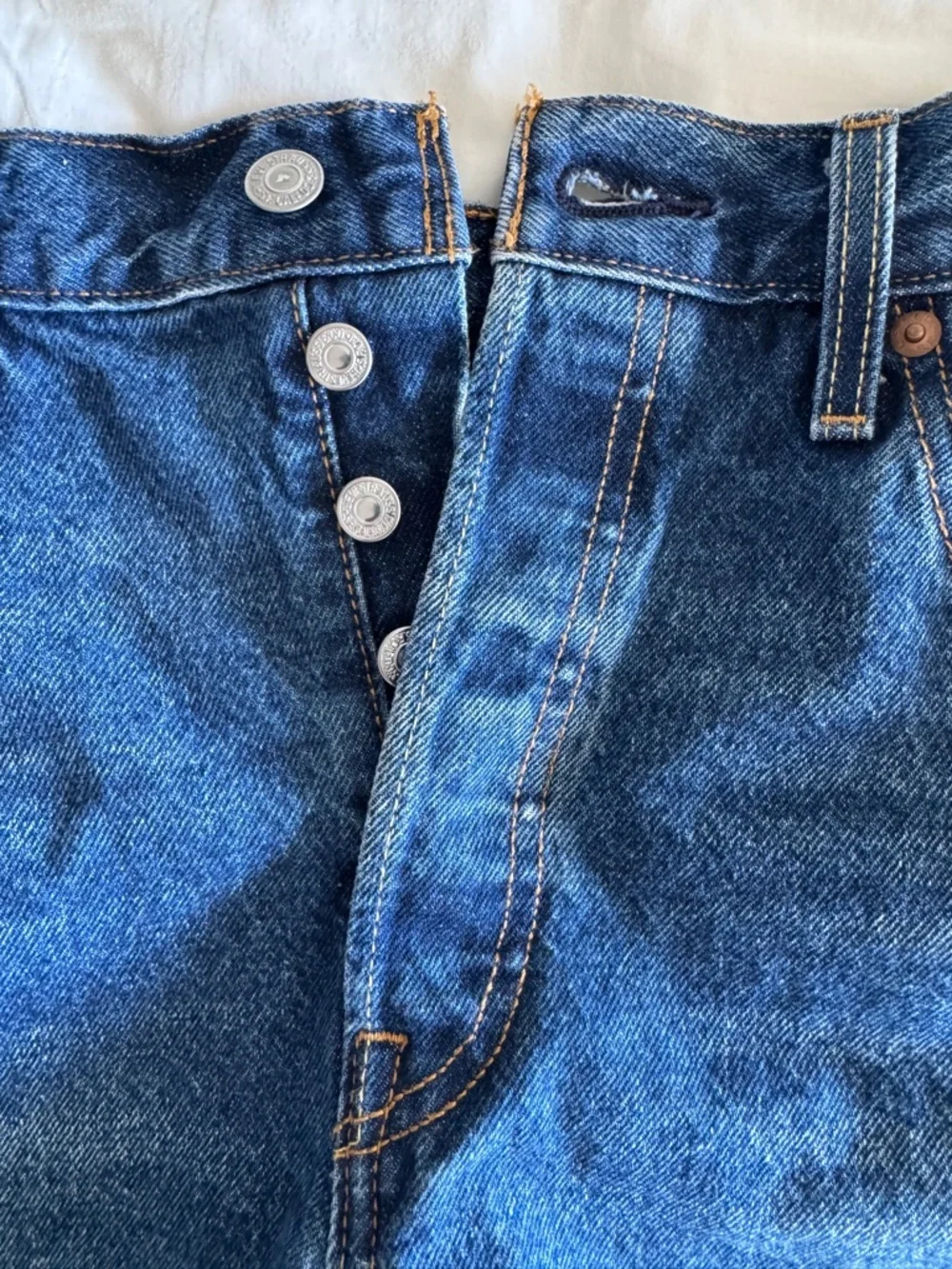 Levi's Women’s 100% Cotton Dark Wash Button Fly Denim Shorts Jorts Size 31 - Picture 8 of 11